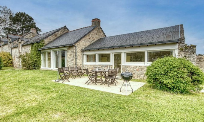 Missillac Villa | Le Gite Blanc: Oceanfront Getaway with Pet-Friendly Comfort