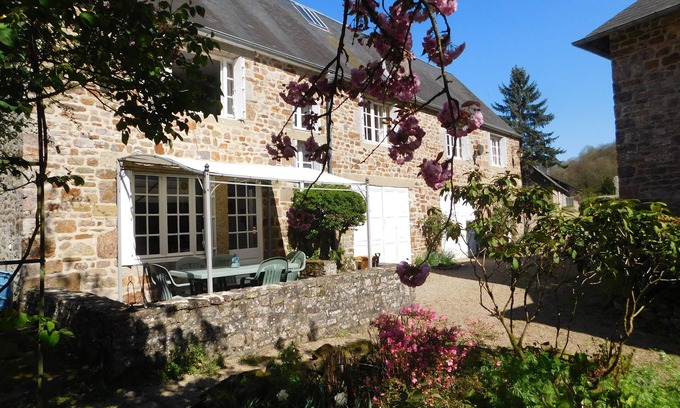 Campeaux Cottage | Inviting Le Gite De Cadran Solaire with Breakfast & Kitchen