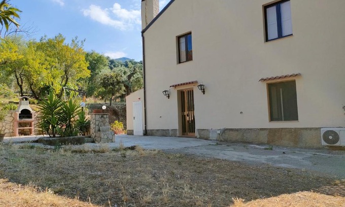 San Mauro Castelverde House | Pet-Friendly Retreat at Le Gole with Breakfast Included