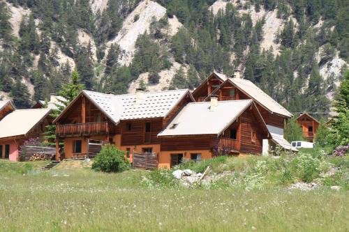 Nevache Ski Chalet | Inviting Le Gouroùn Hameau des Chazals in Serene Nevache