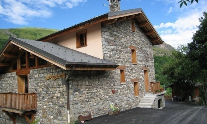 Praranger House | Discover LE Gran Koute in LES Belleville: Pet-Friendly Bliss