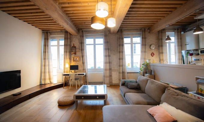 Griffon - Royale Apartment | Discover Le Grand Colomes: Family-Friendly with Breakfast