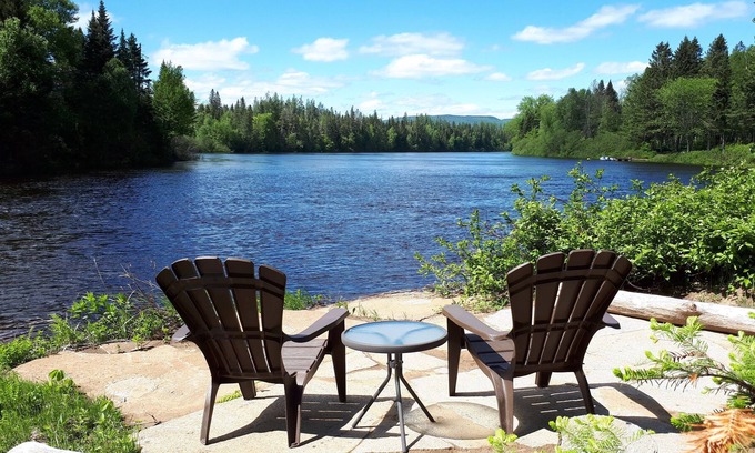 Shannon Ski Chalet | Le Grand Héron - Waterfront chalet with spa