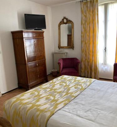 Digne-les-Bains Hotel | Guest Rated 10/10: Le Grand Paris with Breakfast & Pet-Friendly