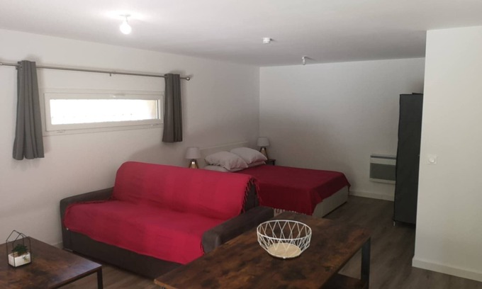 Saint-Mitre-les-Remparts Apartment | Cozy Le Grenadier Studio with Pool and Kitchen Amenities