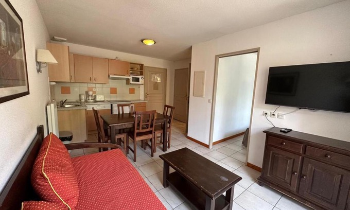 Sainte-Marie-la-Blanche Apartment | Discover L'étape Bourguignonne: Family-Friendly Retreat