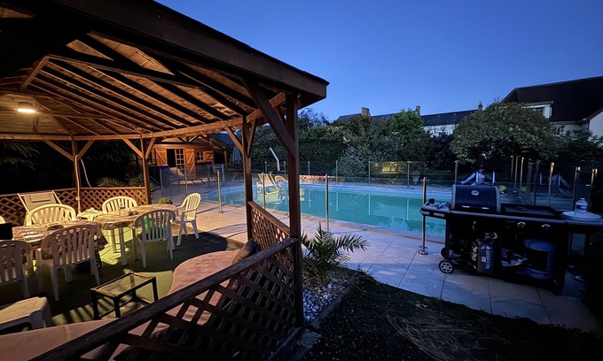 Montbizot Villa | Experience Relaxation at Le Set & Mat - Family-Friendly Retreat