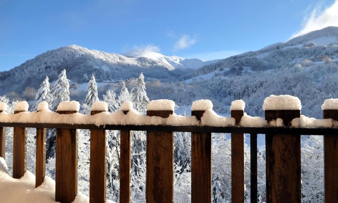 Saint-Jacques-des-Blats Hotel | Discover Le Griou: Family-Friendly Retreat with Dining
