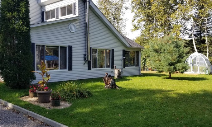 Saint-David-de-Falardeau House | Relax at Le Hâvre de Paix: Spa, Hot Tub & Family-Friendly