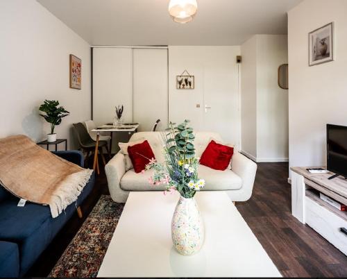 Suresnes Apartment | Your Tranquil Escape at Le Havre de paix in Suresnes