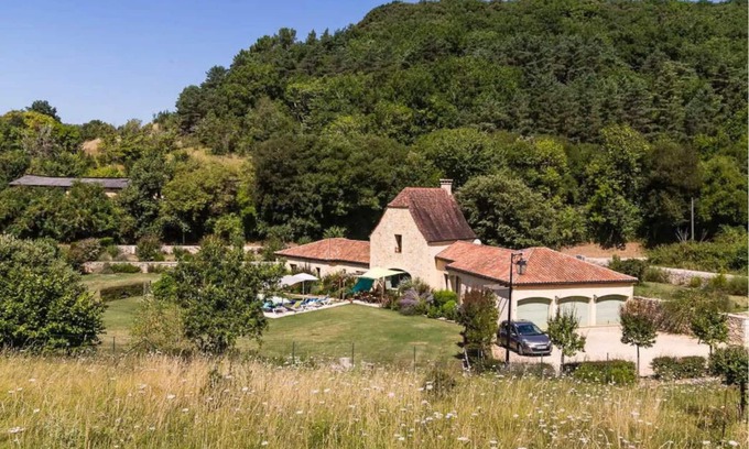 Bezenac Villa | Le Hibou Heureux: Villa with Private Pool & Ocean View