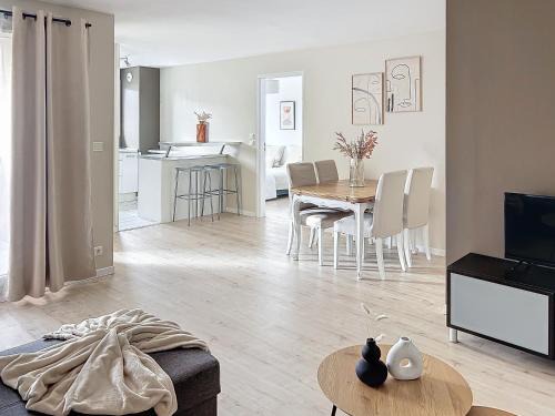 Margny-les-Compiegne Apartment | Discover Le Horance: Balcon & Parking Included