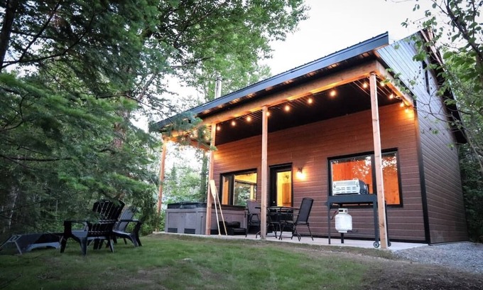 Shannon Apartment | Cozy Le Huard | Waterfront Cabin with Relaxing Spa