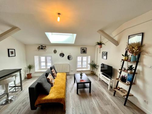 Rives Apartment | Le Jack' N Klo: Discover Our Inviting Terrace Experience