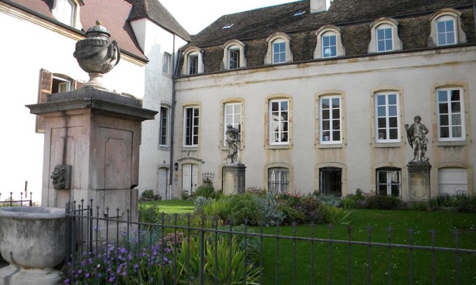 Beaune City Centre Apartment | Elegant Le Jardin des Chanceliers: 4-Star Family Retreat