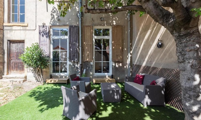 Le Bourg - Gare De Vaise Apartment | Explore Le Jardin des Docks - Family-Friendly Retreat