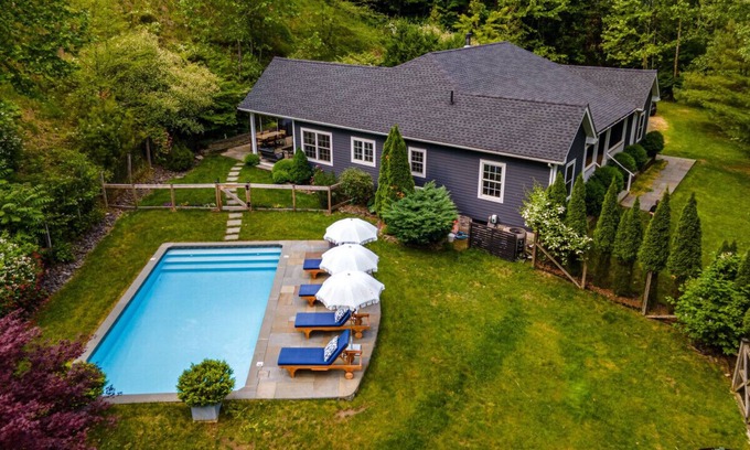 Town of Marbletown Apartment | Ideal Home with Dream Patio, Pool & Exceptional 10/10 Rating