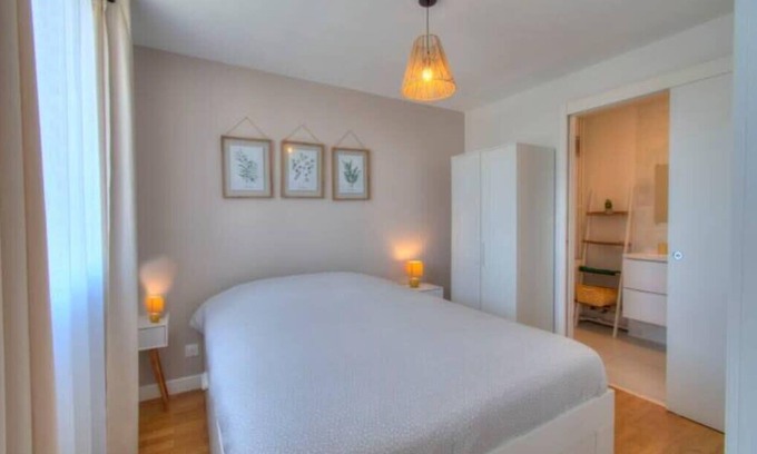 Caluire-et-Cuire Apartment | Inviting Le Jean Moulin - Family-Friendly by the Saône