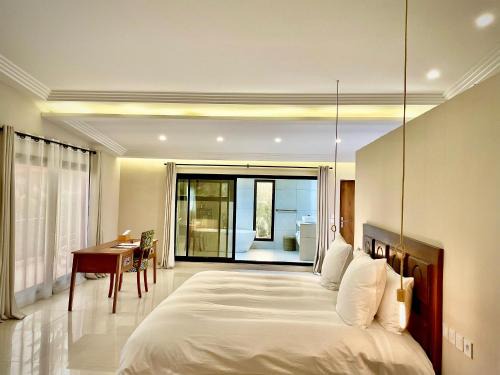 Lome Hotel | Pet-Friendly Le Kentia with Pool & Restaurant Options