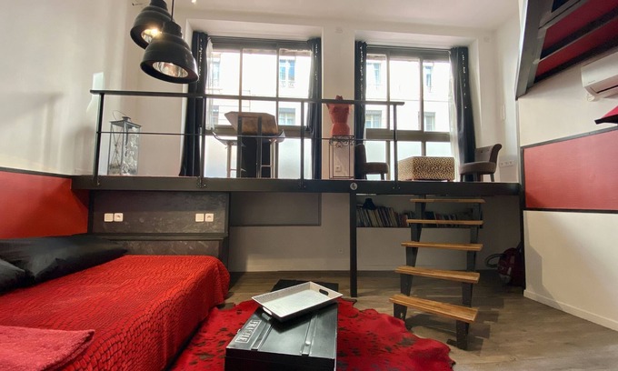 Villette Gare Apartment | Cozy Le Loft des Charmettes: Family-Friendly with Kitchen