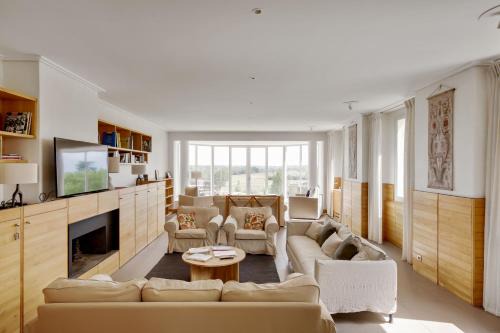 Saint-Etienne-De-Lisse Bed & Breakfast | Elegant Le logis de Valandraud: Oceanfront Bliss Awaits