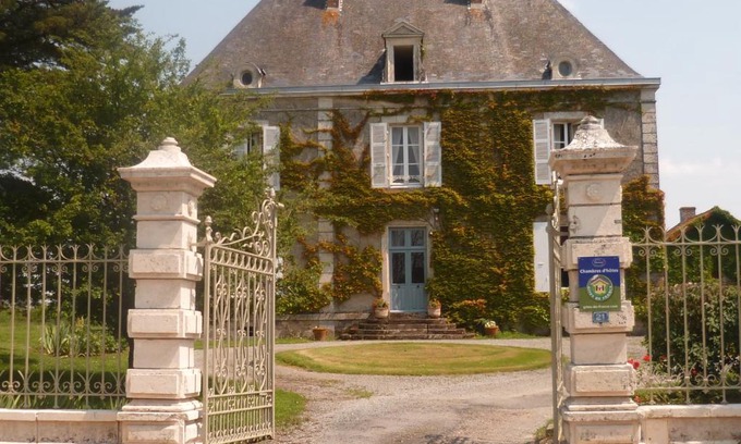 Les Pineaux Bed & Breakfast | Discover Le Logis: Pet-Friendly Haven with Pool Access