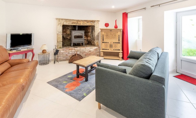 Saix House | Cozy Le Logis Troglo: Family-Friendly Retreat with Pool