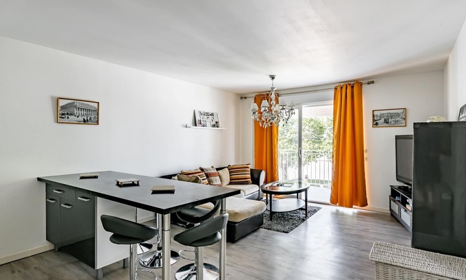 Saint-Andre-de-Cubzac Apartment | Relaxing Le Long du Fleuve Apartment with River View Balcony