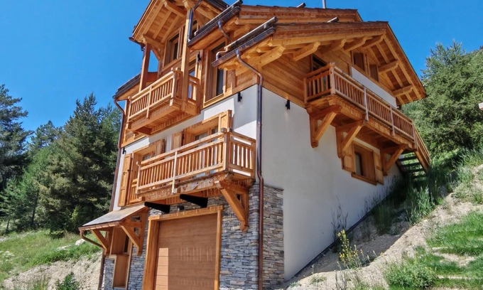 Ceillac Ski Chalet | LE LOUP BLANC Chalet | 3 bed rooms | Ceillac - Queyras