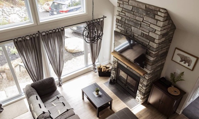 Lac-Superieur Ski Chalet | Experience Relaxation at Le Mésangeai with Spa and Breakfast