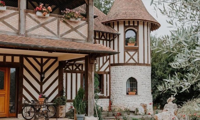 Englesqueville-en-Auge Villa | Discover Le Manoir de l'Olivier: Family-Friendly Retreat