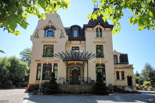 Caudry Bed & Breakfast | Elegant Le Manoir de la Mantille: Oceanfront Retreat Awaits