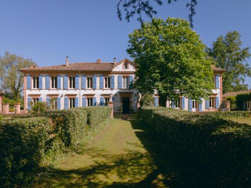 Lisle-sur-Tarn Hotel | Discover Le Manoir de Lisle: Oceanfront Bliss Awaits