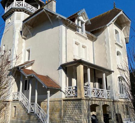 Tilly-sur-Seulles Apartment | Pet-Friendly Getaway at Le Manoir des Lys - Rated 9/10!
