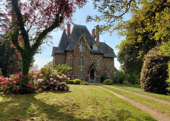 Bouere House | Discover Le Manoir des Rochers: Oceanfront Bliss Awaits