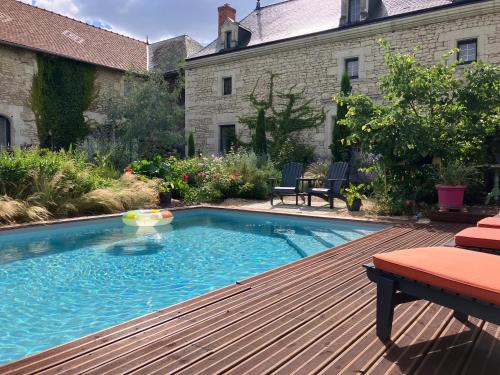 Berthegon Bed & Breakfast | Family-Friendly Retreat at Le Manoir des Sables with Pool