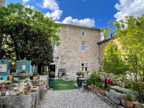 Vallon-Pont-d'Arc Hotel | Discover Le Manoir du Raveyron: Family-Friendly Retreat