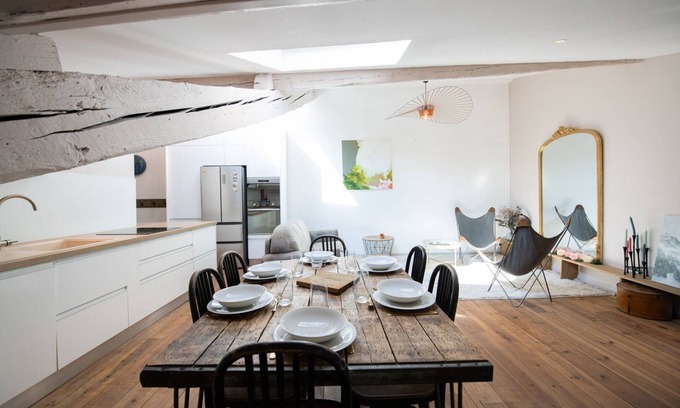 Terreaux - Bat d'argent Apartment | Discover Le Mansart: Spacious Apartment with Kitchen & Breakfast