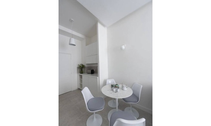 Marais Apartment | Elegant Le Marais One Bedroom Apartment with Spa & Kitchen