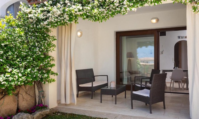 Cannigione House | Oceanfront Le Maree Apartments: Guest Rated 9.1/10