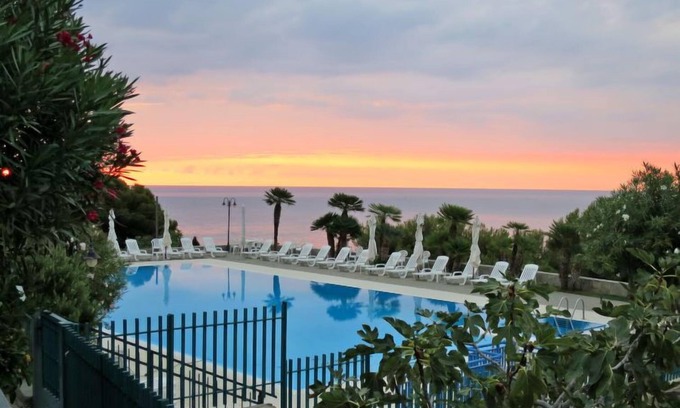 Piani-Ciapin Apartment | Pet-Friendly Le Margherita with Pool and Ocean View