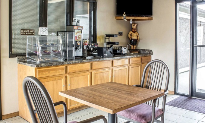 Le Mars Hotel | Comfortable Stays at Le Mars Inn & Suites with Breakfast