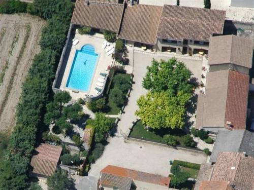 Saint-Saturnin-les-Avignon Bed & Breakfast | Relax at Le Mas de l'Amandier with Oceanfront Views
