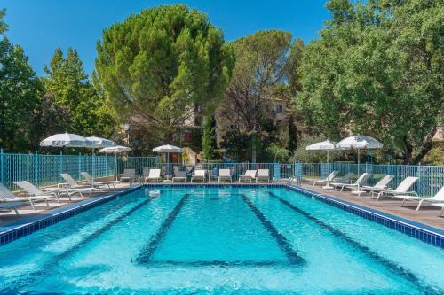 Greoux-les-Bains Hotel | Relax at Le Mas de La Crémaillère: Oceanfront Retreat
