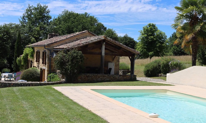 Sainte Croix de Beaumont Cottage | Relaxing Retreat at Le Mas de Palau with Pool & Breakfast