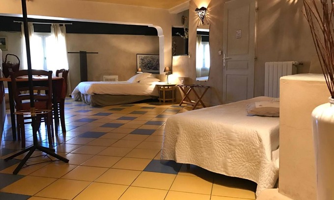 Venelles Hotel | Discover Le Mas du Luberon: Family-Friendly with Breakfast