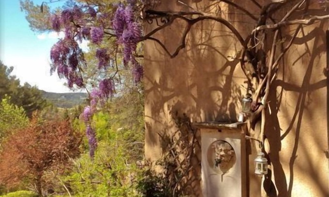 Simiane-Collongue Hotel | Discover Le Mas Du Philosophe: Poolside Villa in Provence