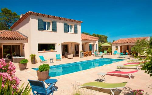 Lorgues Bed & Breakfast | Relax at Le Mas Pinède with Oceanfront Pool & Spa