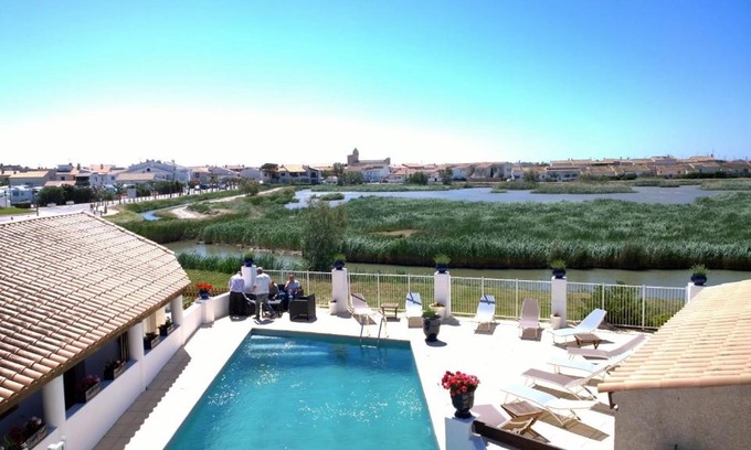 Saintes-Maries-de-la-Mer Hotel | Inviting Le Maset: Oceanfront Stay with Pool & Pet-Friendly