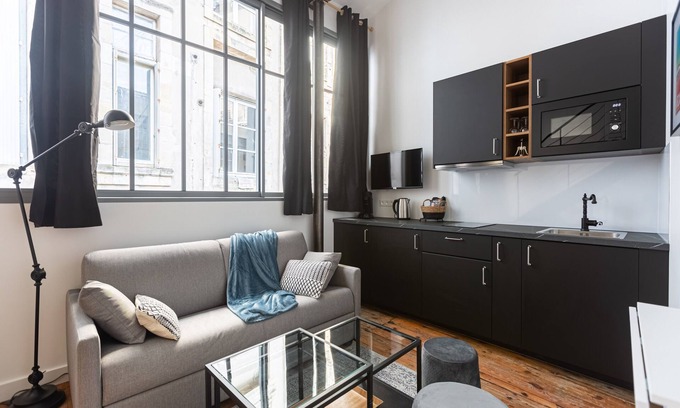 Capucins - Victoire Apartment | Cozy Le Maupassant Mezzanine Apartment with Spa & Breakfast